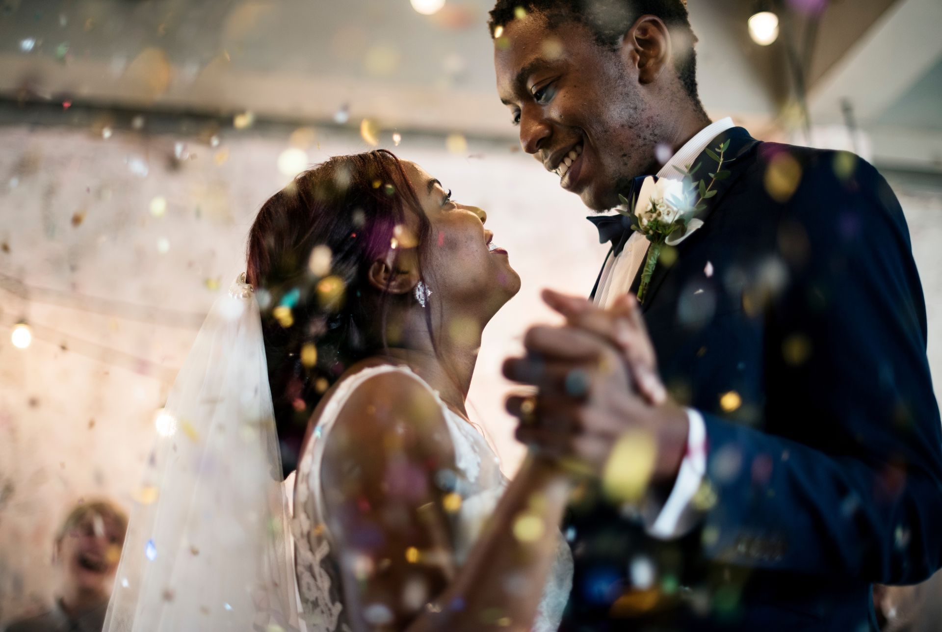 Un couple danse à un mariage
