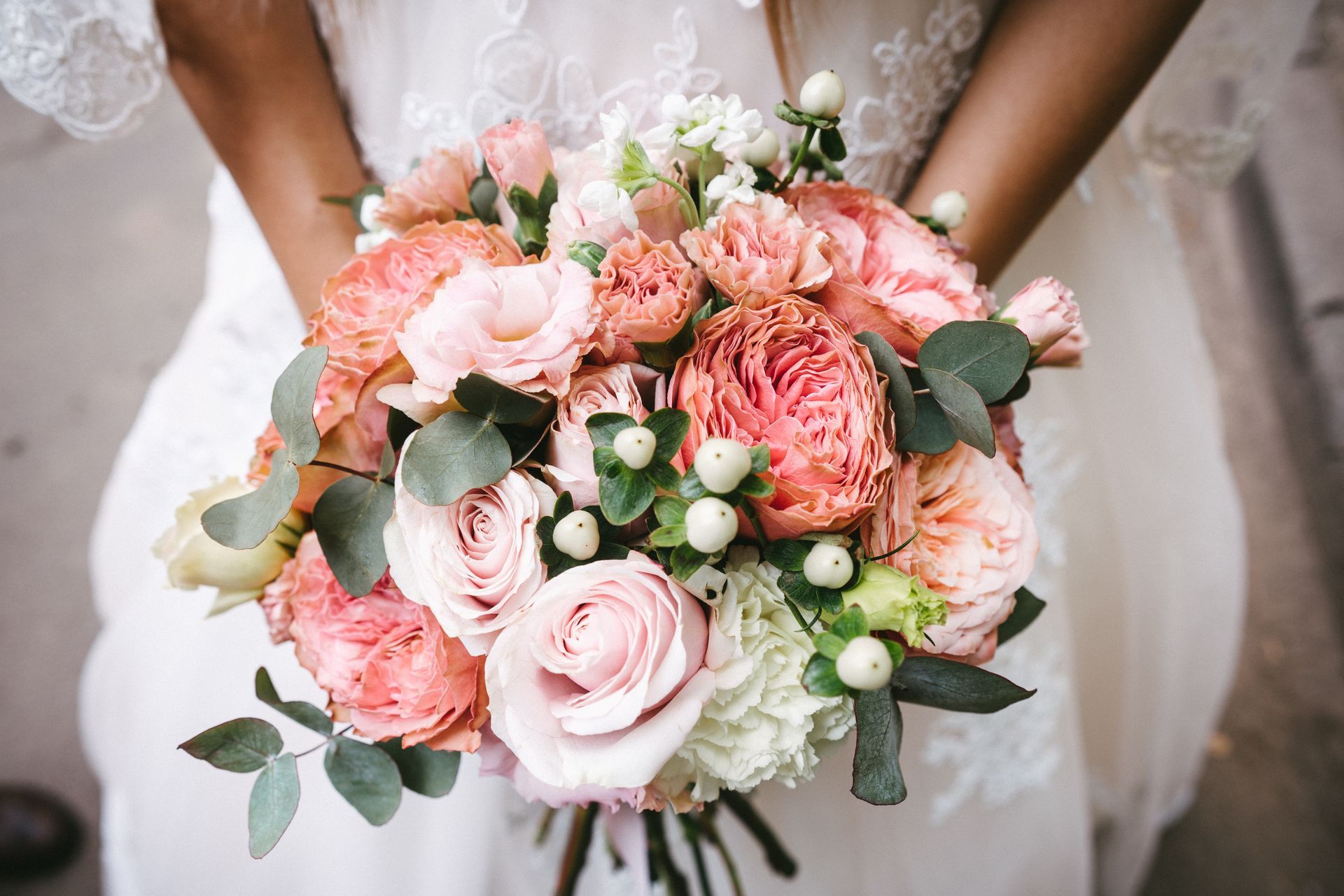 Bouquet de mariée composé de roses et pêche avec de la verdure