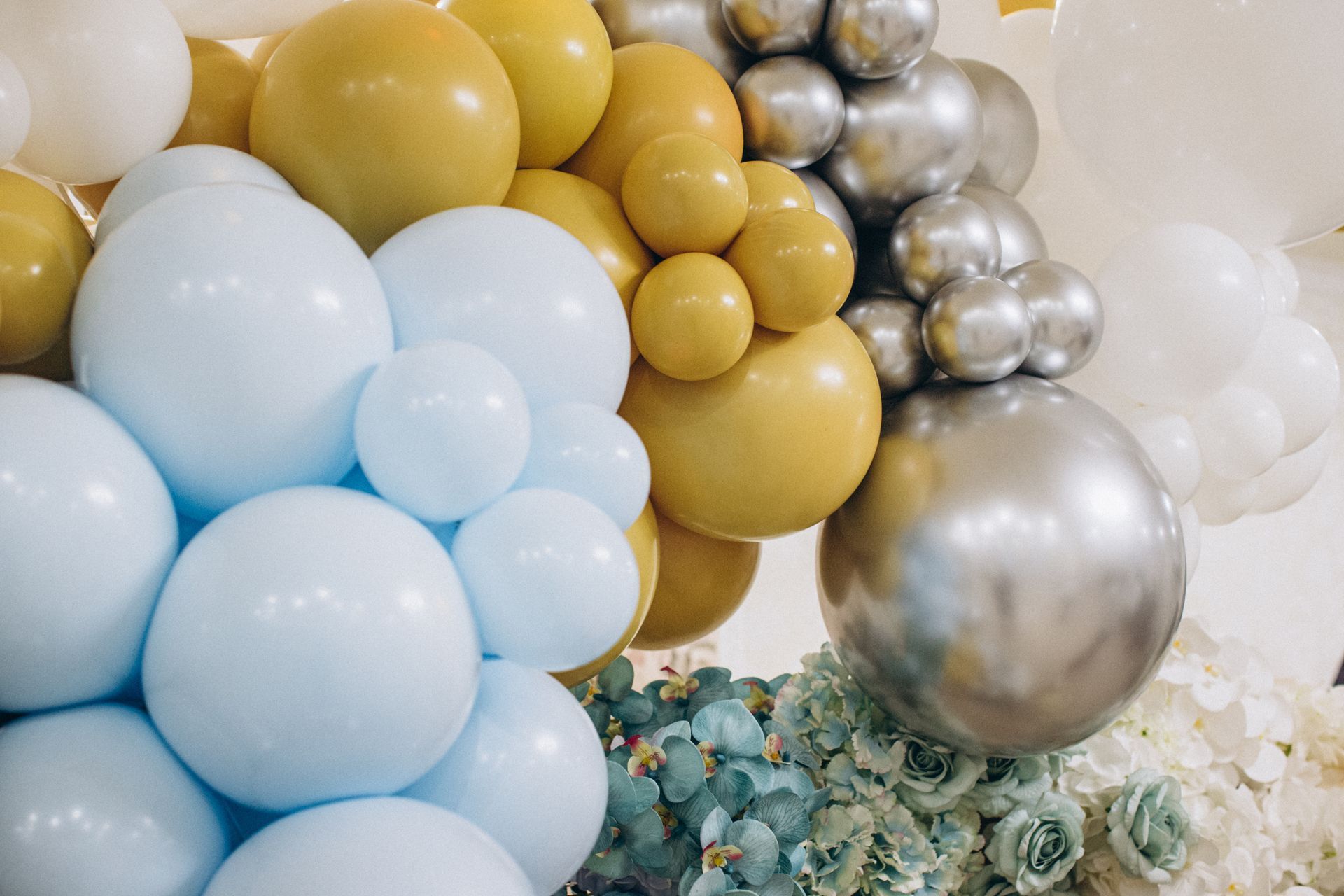 Un ensemble de ballons dorés, argentés et pastel
