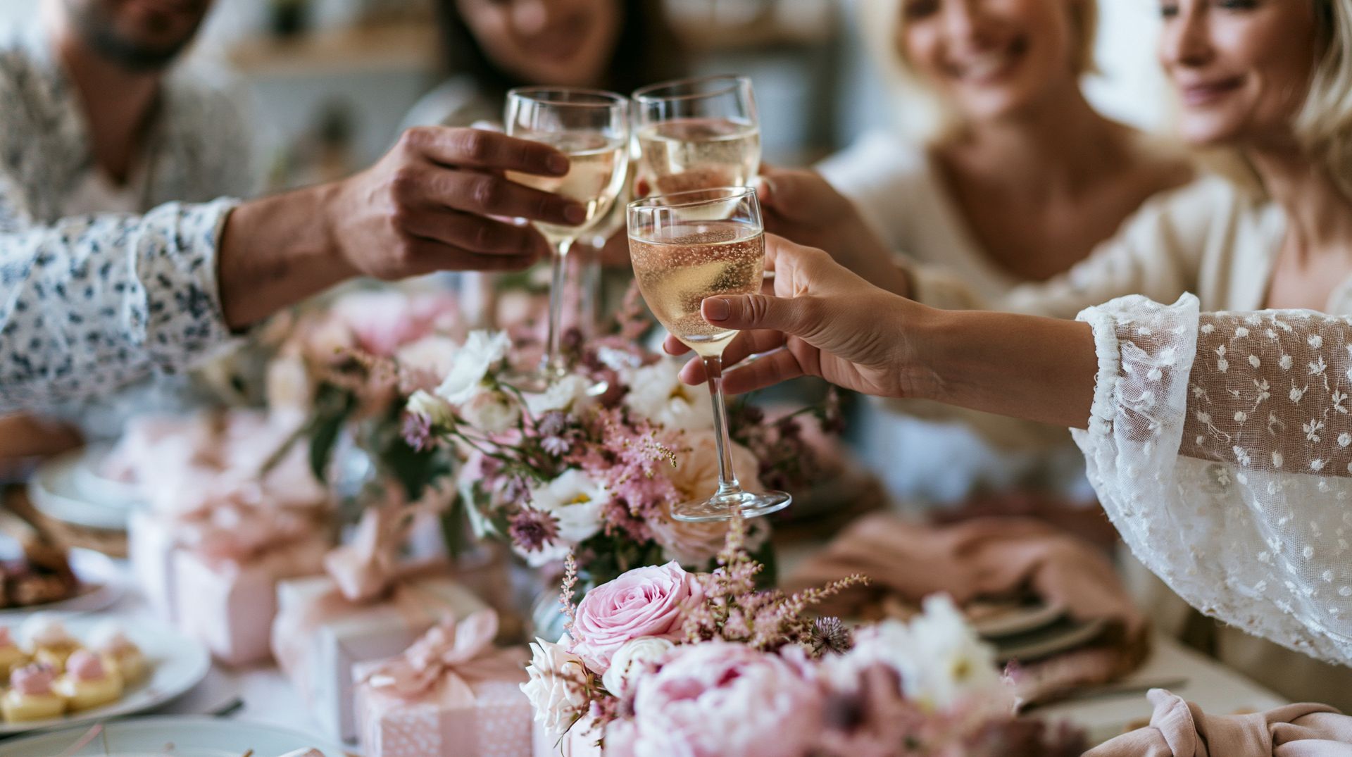 Des personnes trinquent avec des verres de champagne