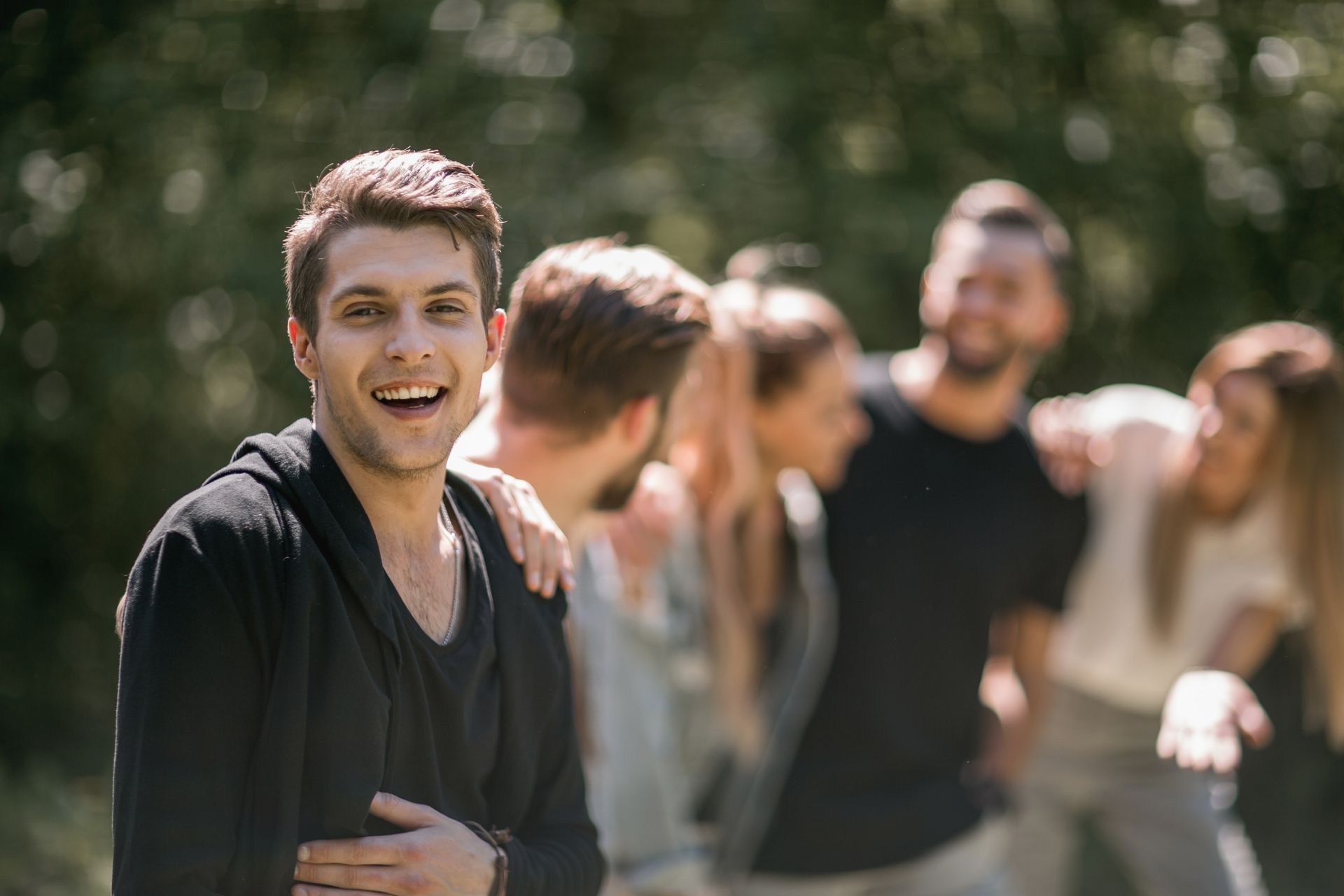 Un homme avec un groupe