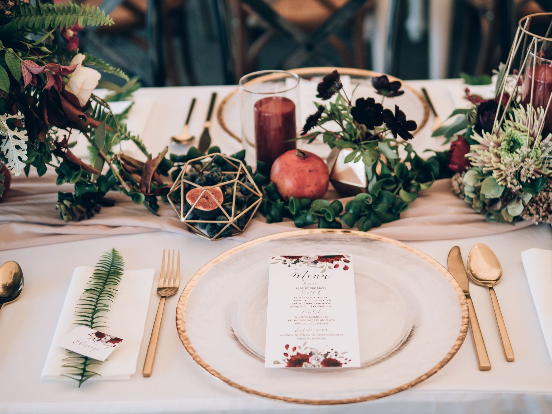 Élégante table dressée avec de la verdure