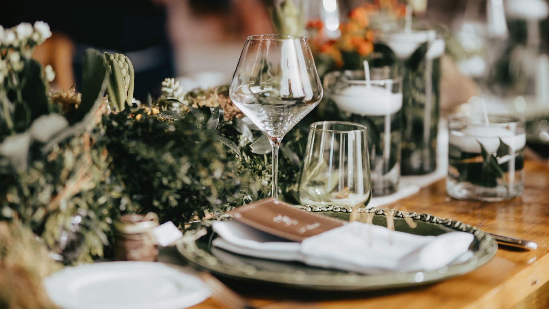 Élégante table dressée avec verdure