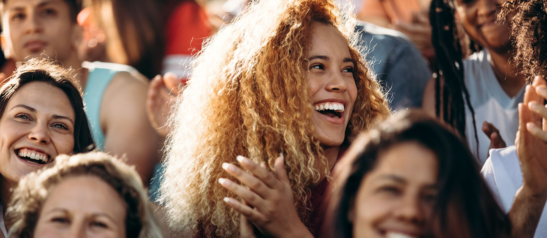 Une foule souriante applaudit