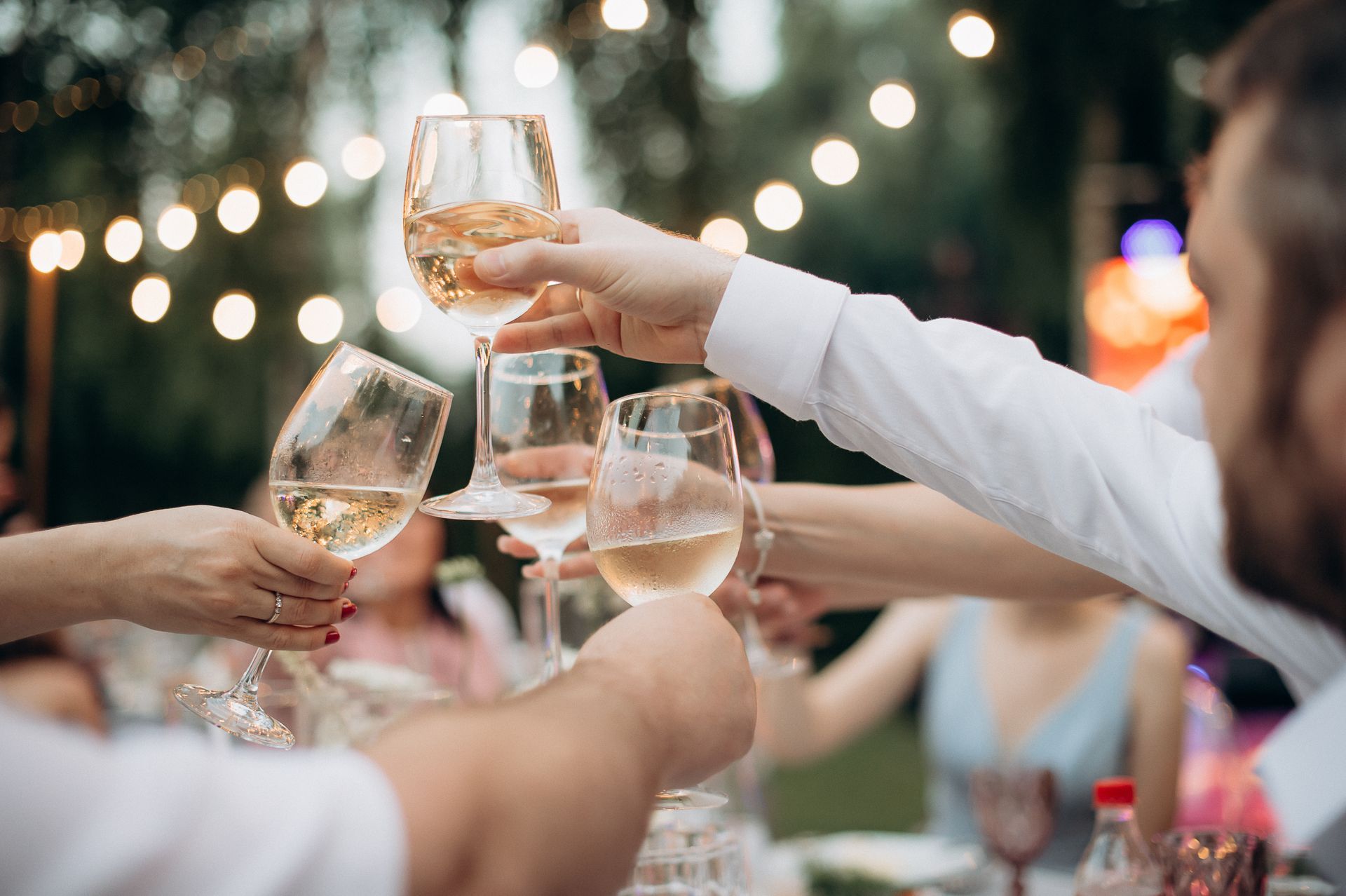 Des mains lèvent leurs verres à vin