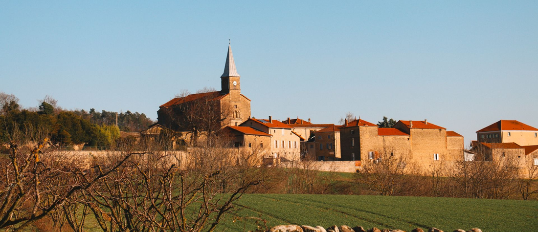 Village avec le clocher d'une église