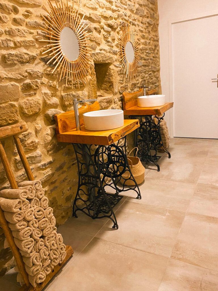 Salle de bains en pierre avec deux vasques