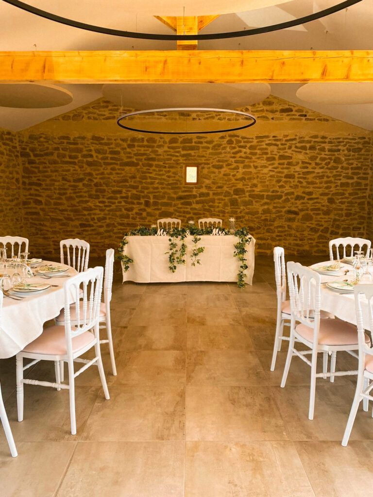 Salle de banquet intérieure avec tables décorées