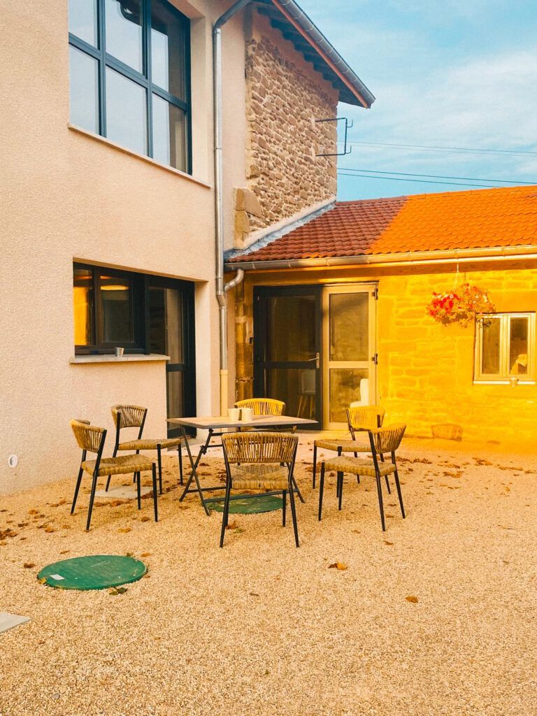 Cour ensoleillée avec tables et chaises