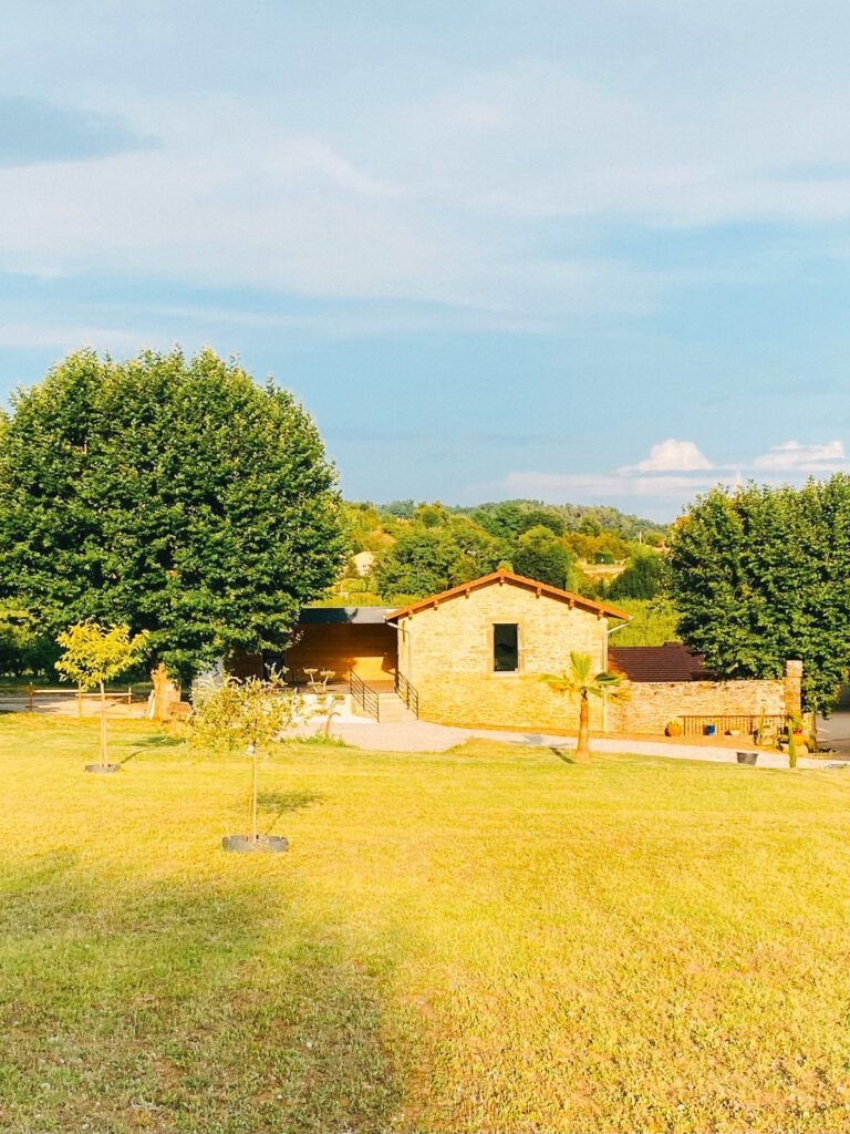 Maison rurale ensoleillée entourée d'arbres