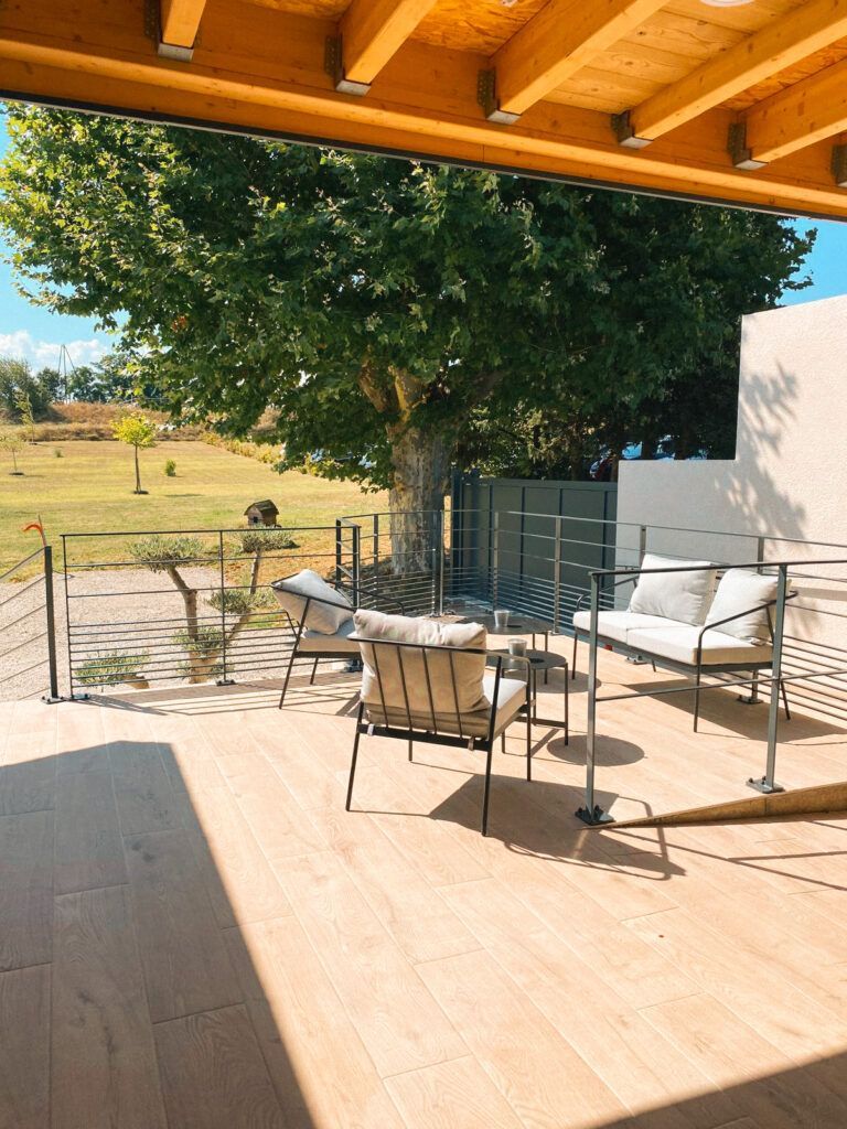 Terrasse couverte avec table et chaises