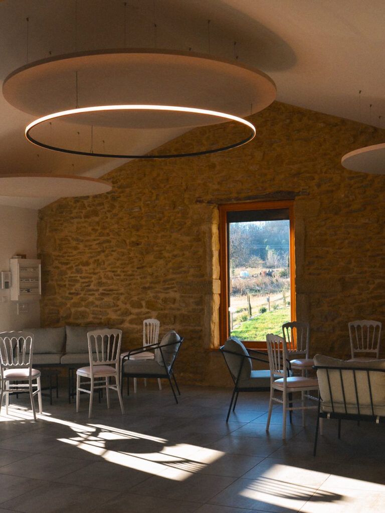 Salle de réception avec des luminaires ronds au plafond