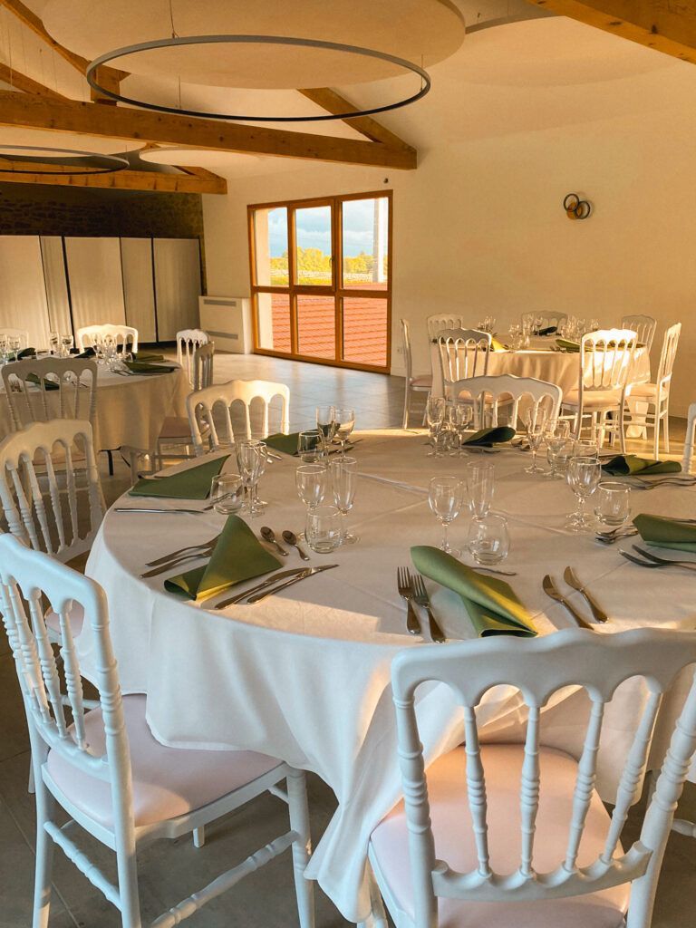 Élégante salle de banquet avec tables rondes dressées pour le repas