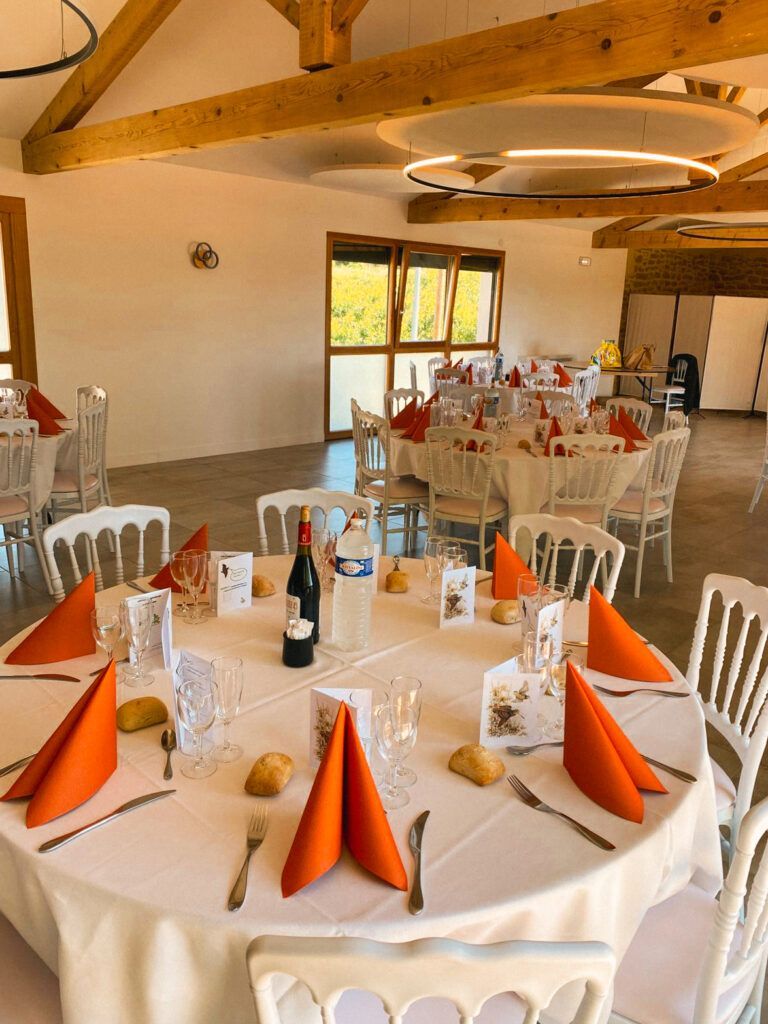 Salle de banquet avec tables rondes dressées pour un événement