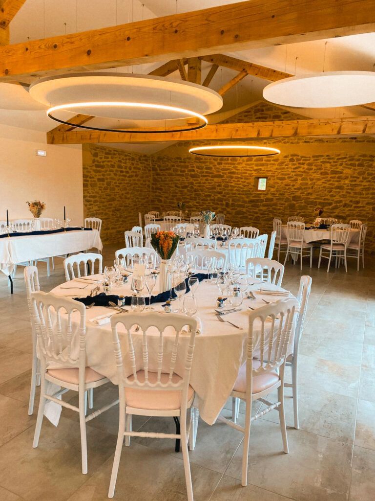 Salle de réception rustique avec tables rondes