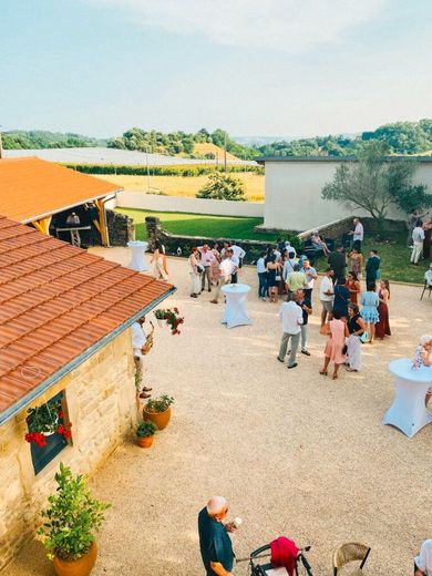 Réunion en plein air près d'un bâtiment en pierre