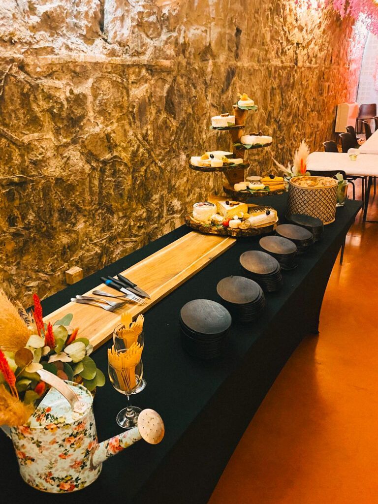 Buffet décoré avec chemin de table noir, desserts à étages