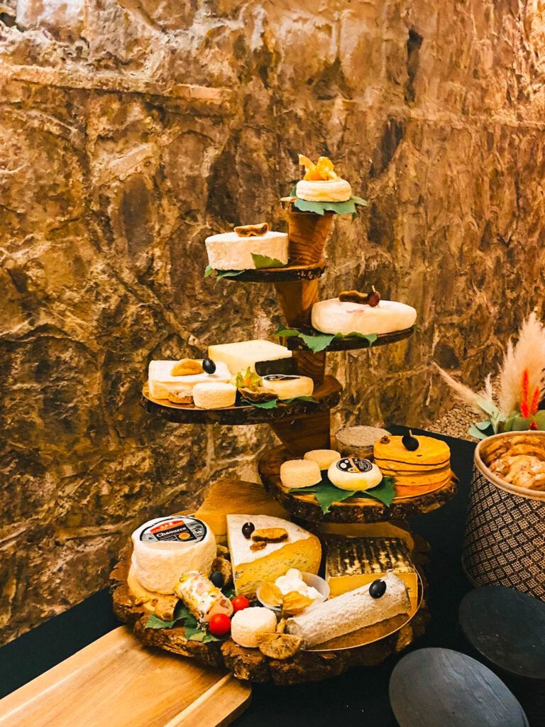 Présentoir à desserts à étages garni de pâtisseries