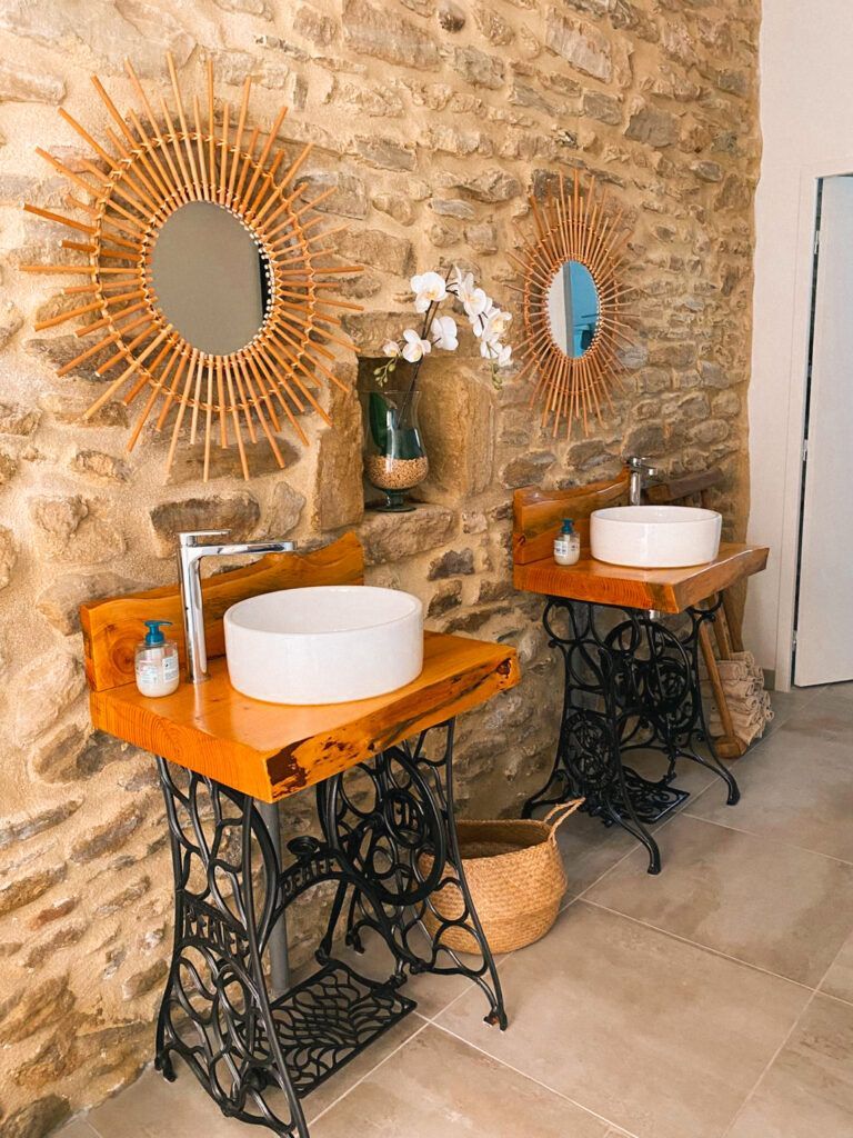 Meuble sous lavabo rustique en pierre avec deux vasques