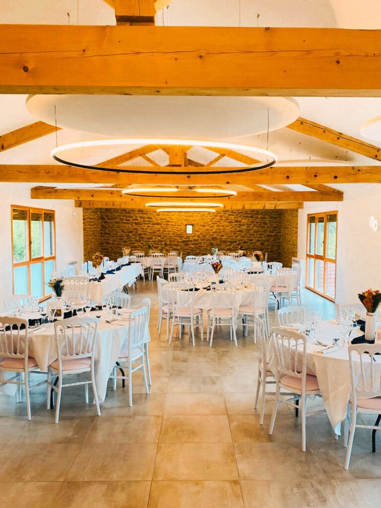 Salle de banquet avec des tables rondes