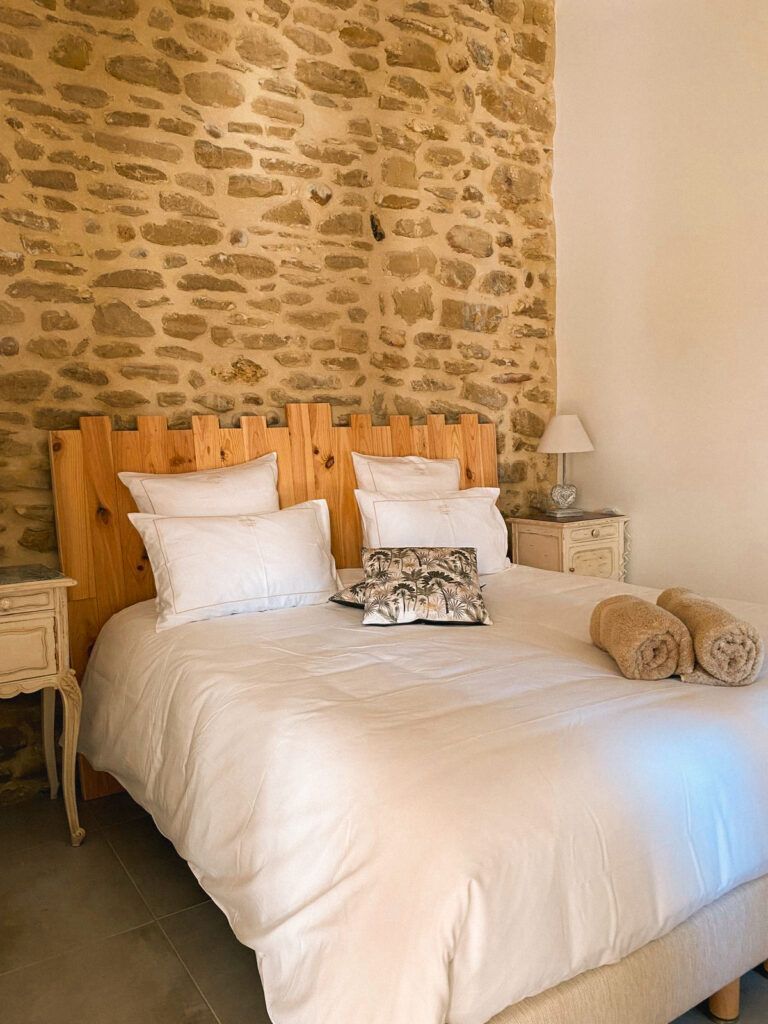 Chambre confortable avec un mur en pierre