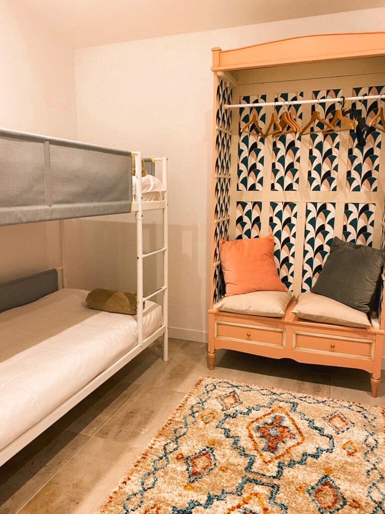 Petite chambre avec lits superposés