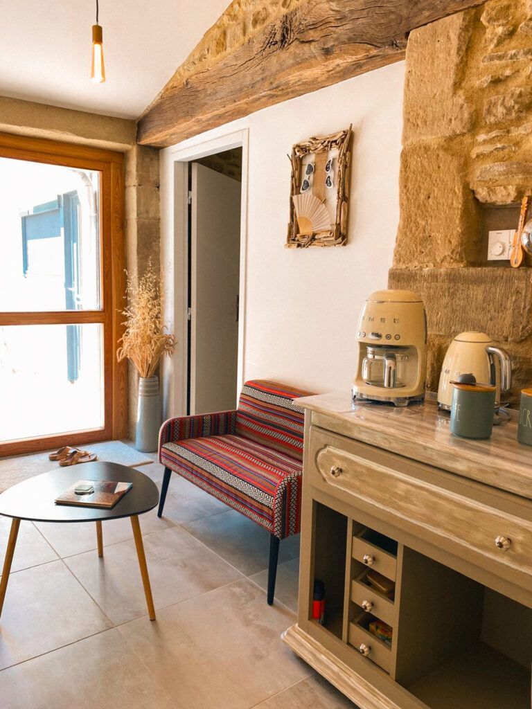 Cuisine rustique et chaleureuse avec une banquette