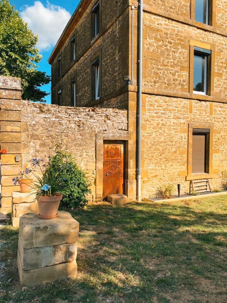 Cour intérieure d'une maison en pierre avec une porte en bois