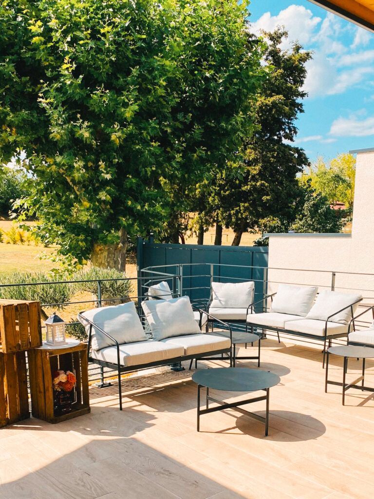 Terrasse extérieure avec canapés