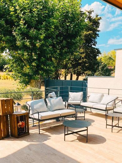 Coin salon de terrasse avec chaises et petites tables