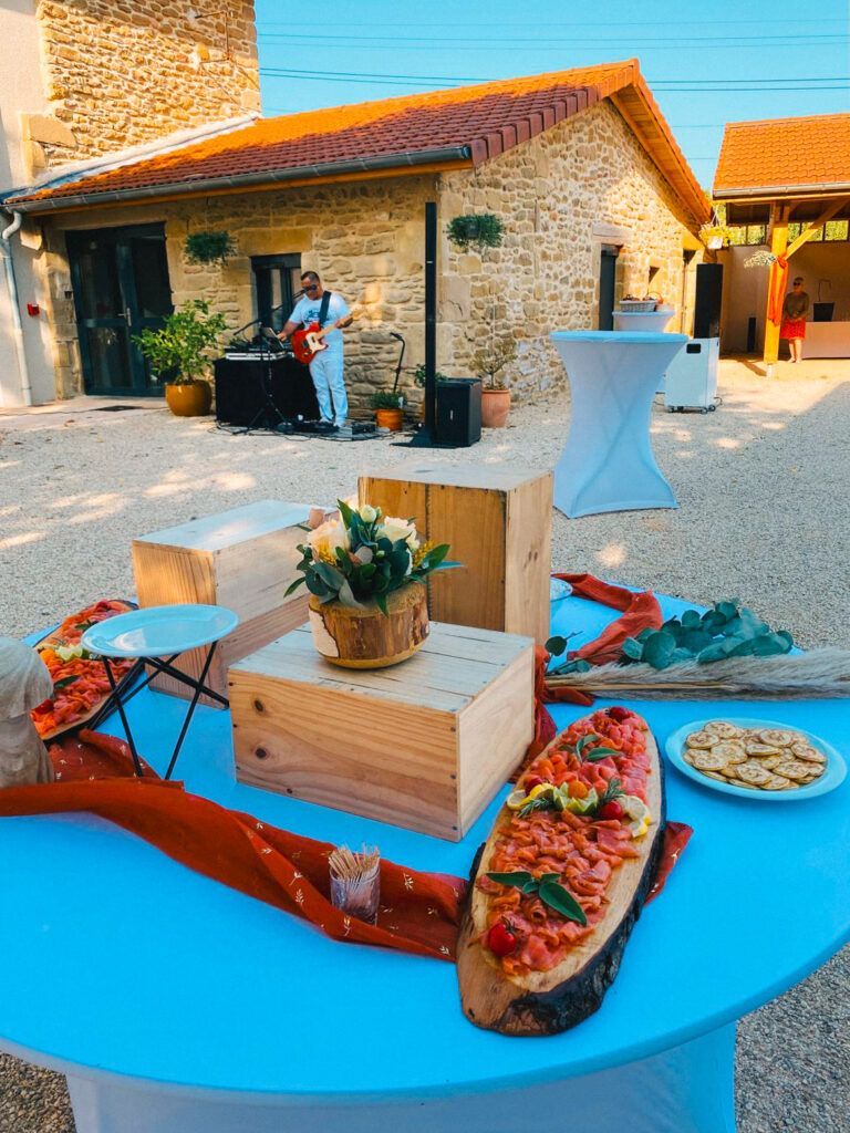 Terrasse extérieure avec tables