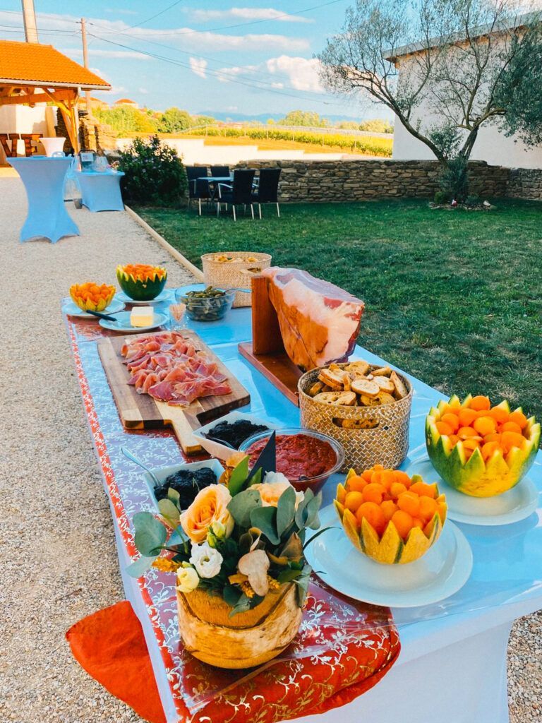 Buffet en plein air avec plateaux de desserts