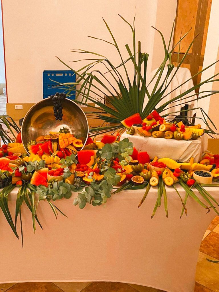 Composition florale avec fruits