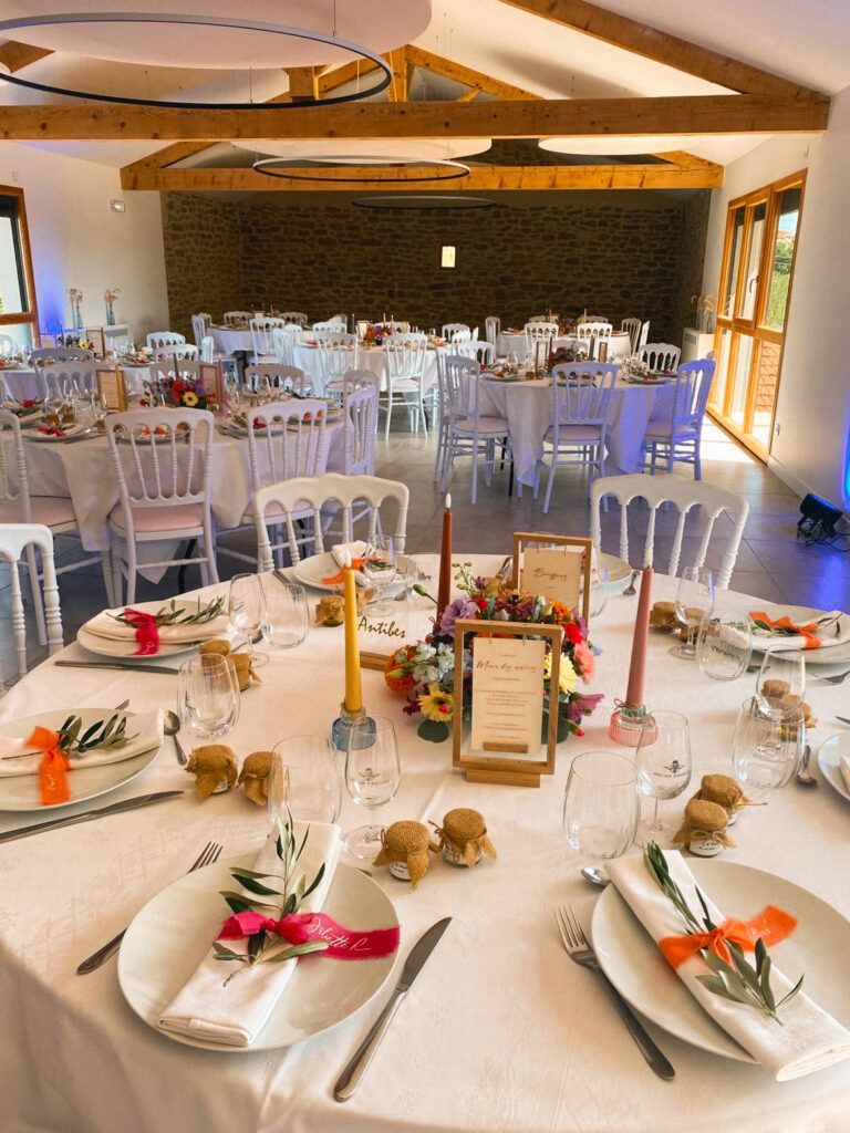 Salle de banquet décorée avec des tables rondes