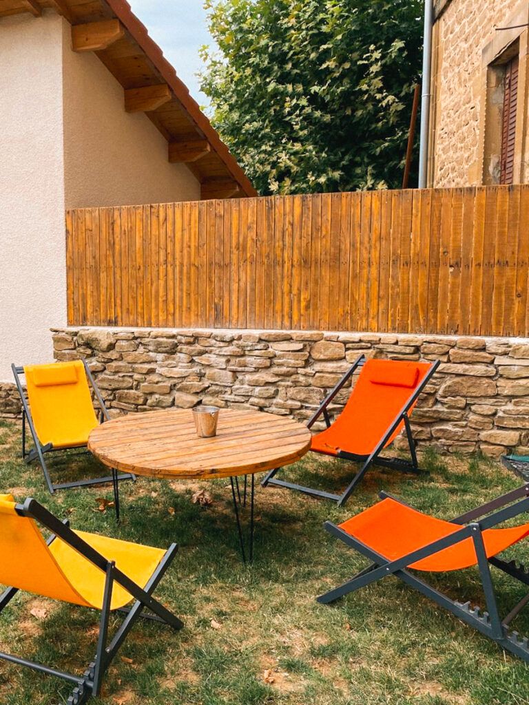 Terrasse arrière avec table ronde en bois