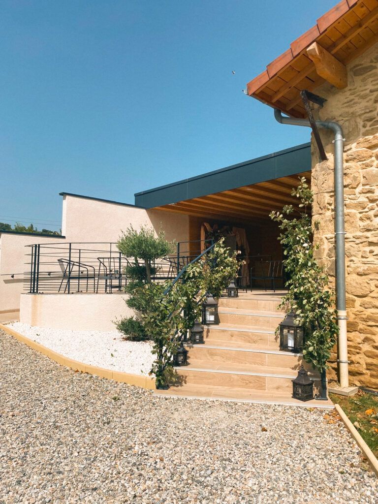 Entrée d'une maison moderne en pierre