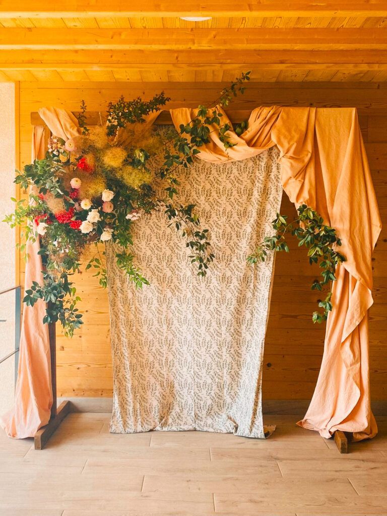 Arche florale décorée de tissu drapé et de verdure