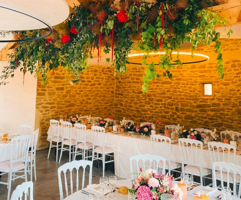 Élégante salle de banquet avec chaises blanches