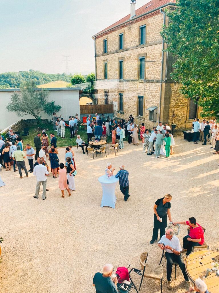 Rassemblement dans une cour extérieure