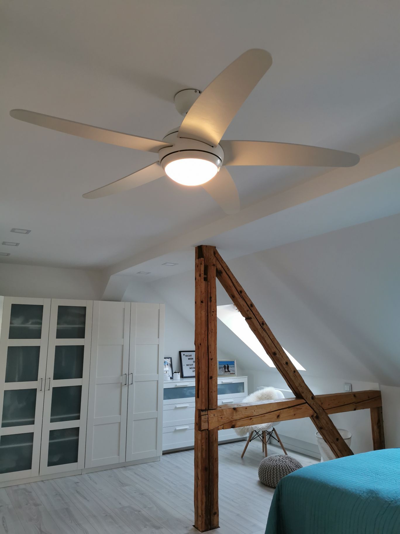 Deckenlampe belichtet ein Dachgeschosszimmer