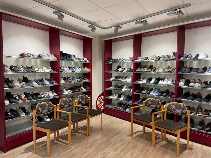 Ein Paar schwarze High Top Sneakers mit weißer Sohle