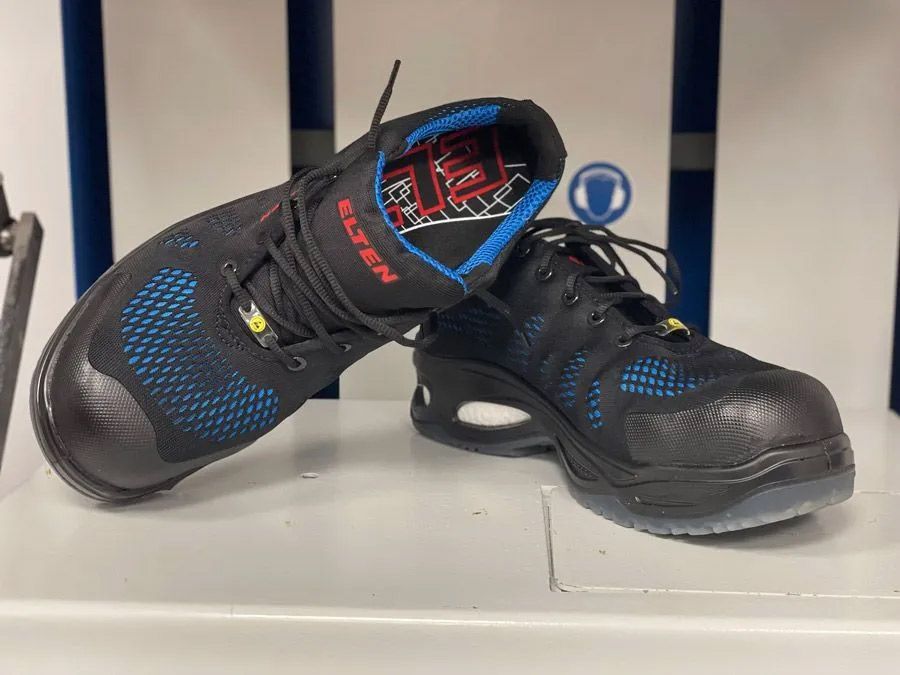 Ein Paar graue Schuhe steht auf einem Tisch.