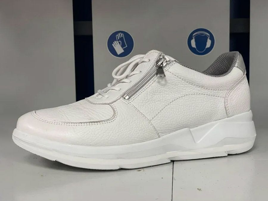 Ein Paar blaue und schwarze Einlegesohlen auf einem Holzboden