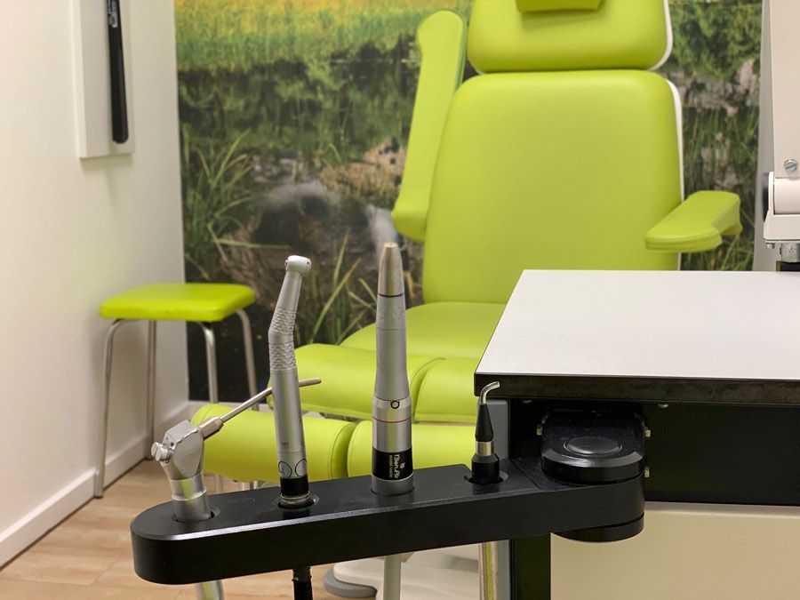 Ein Fußmodell sitzt auf einem Fensterbrett