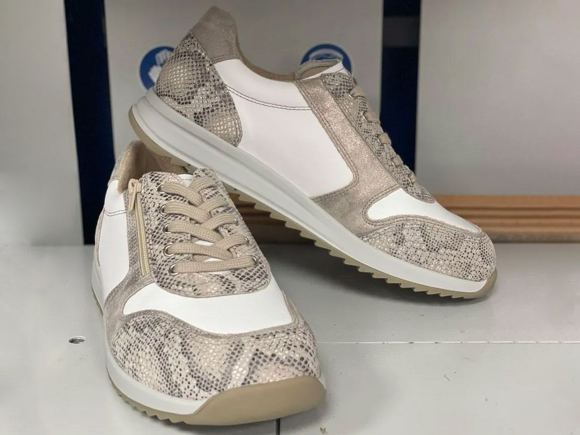 Ein Mann in einem blauen Hemd benutzt einen Computer