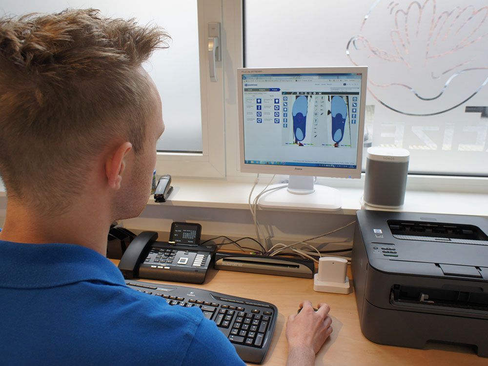 Ein Mann in einem blauen Hemd benutzt einen Computer