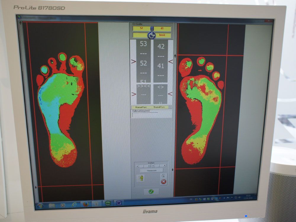 Ein Computermonitor mit einem Bild der Füße einer Person darauf