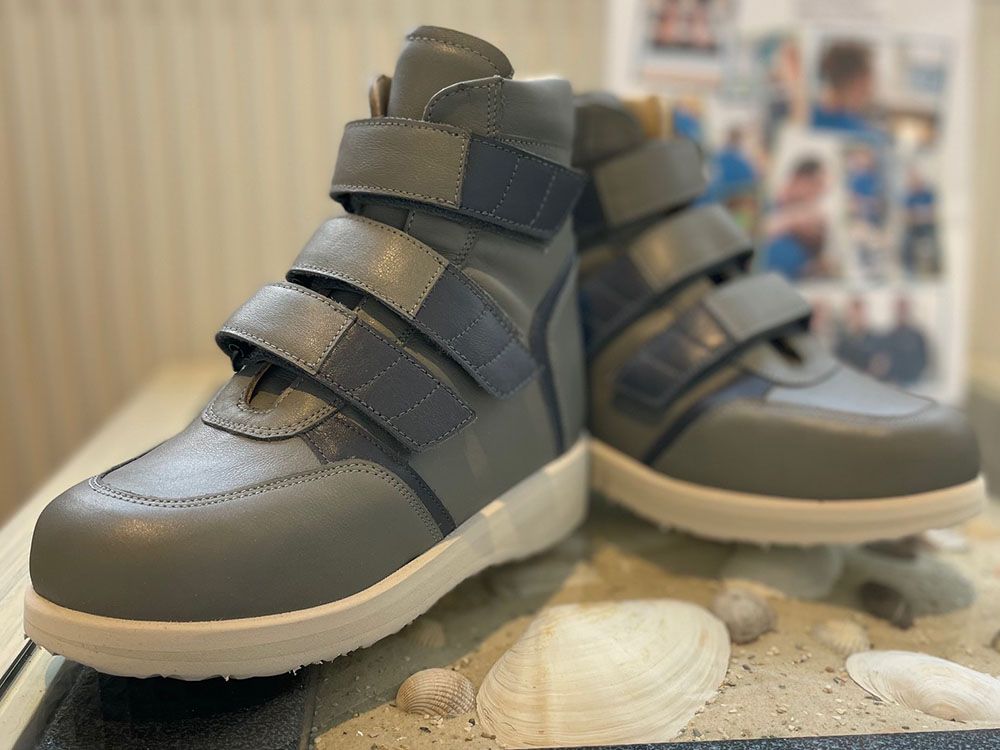 Ein Paar graue Schuhe steht auf einem Tisch.