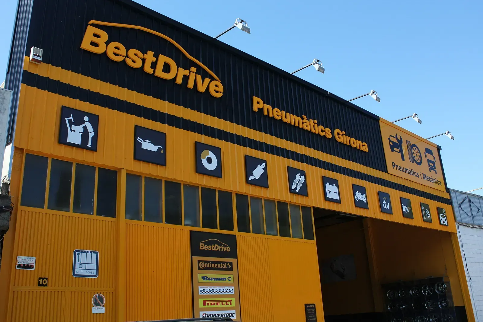 Un edifici groc amb la paraula 