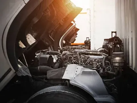 El motor d'un camió es mostra amb el capó obert.